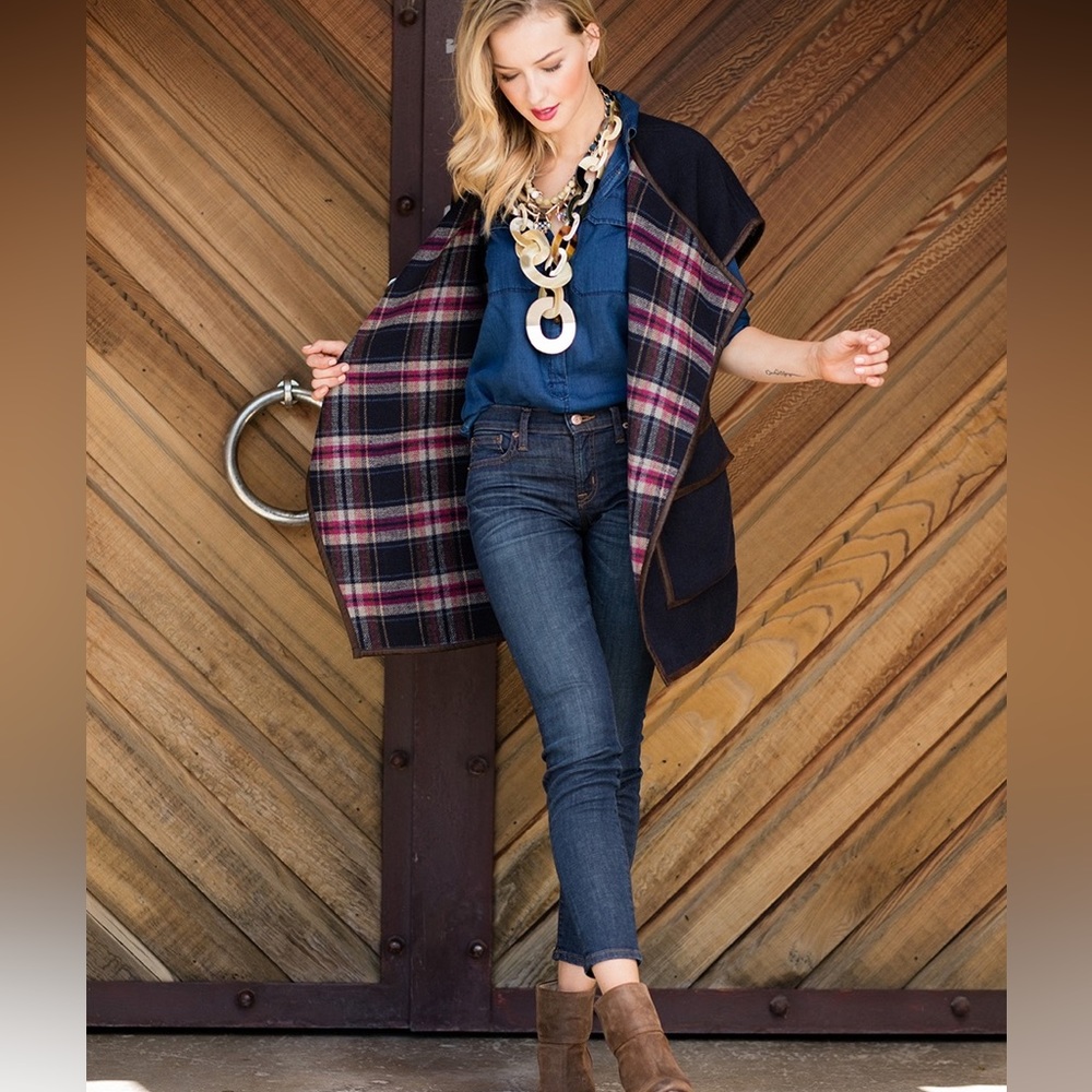 SALE Evy’s Tree Anisa Cocoon Vest in Navy/Plaid, size S/M💕